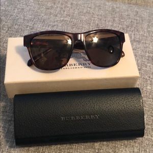Burberry sunglasses 🕶